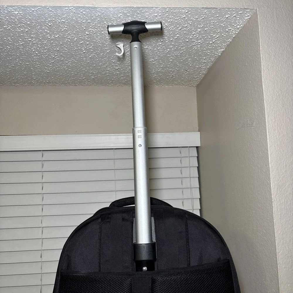 18 inch Toni & Guy Black Hairstyler's Travel Statement Carry On Luggage/Backpack - Picture 9 of 10